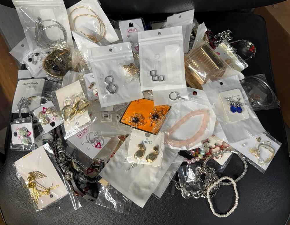 Mystery LOT 105 Pcs Costume Fashion Jewelry Bracelet Earrings Necklace Rings +